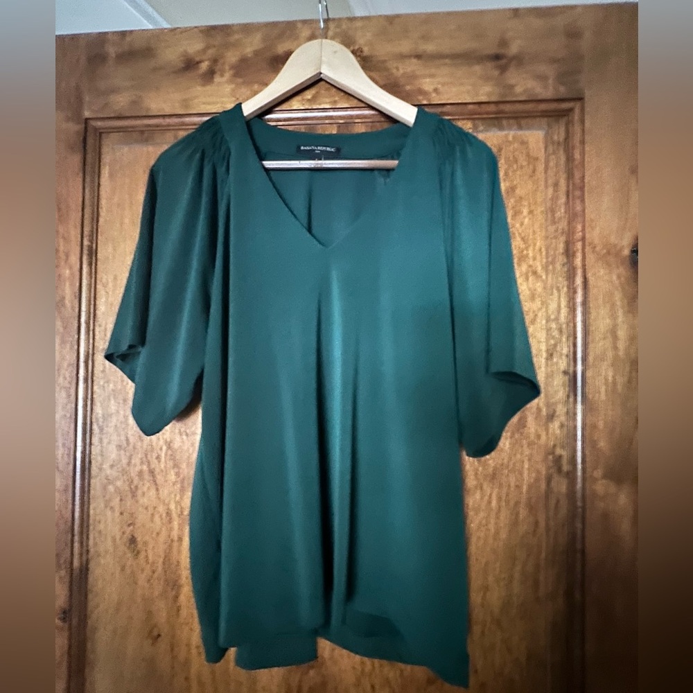 Banana Republic Size L green top. Non smoking home.